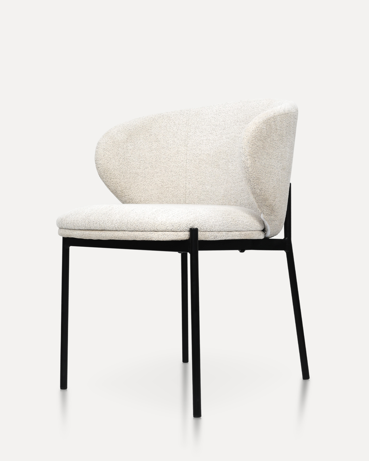 صندلی های ناهار خوری خالی